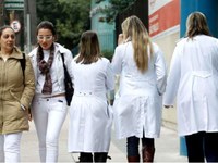 Seguridade aprova proibição do uso de jalecos fora de unidades de Saúde 