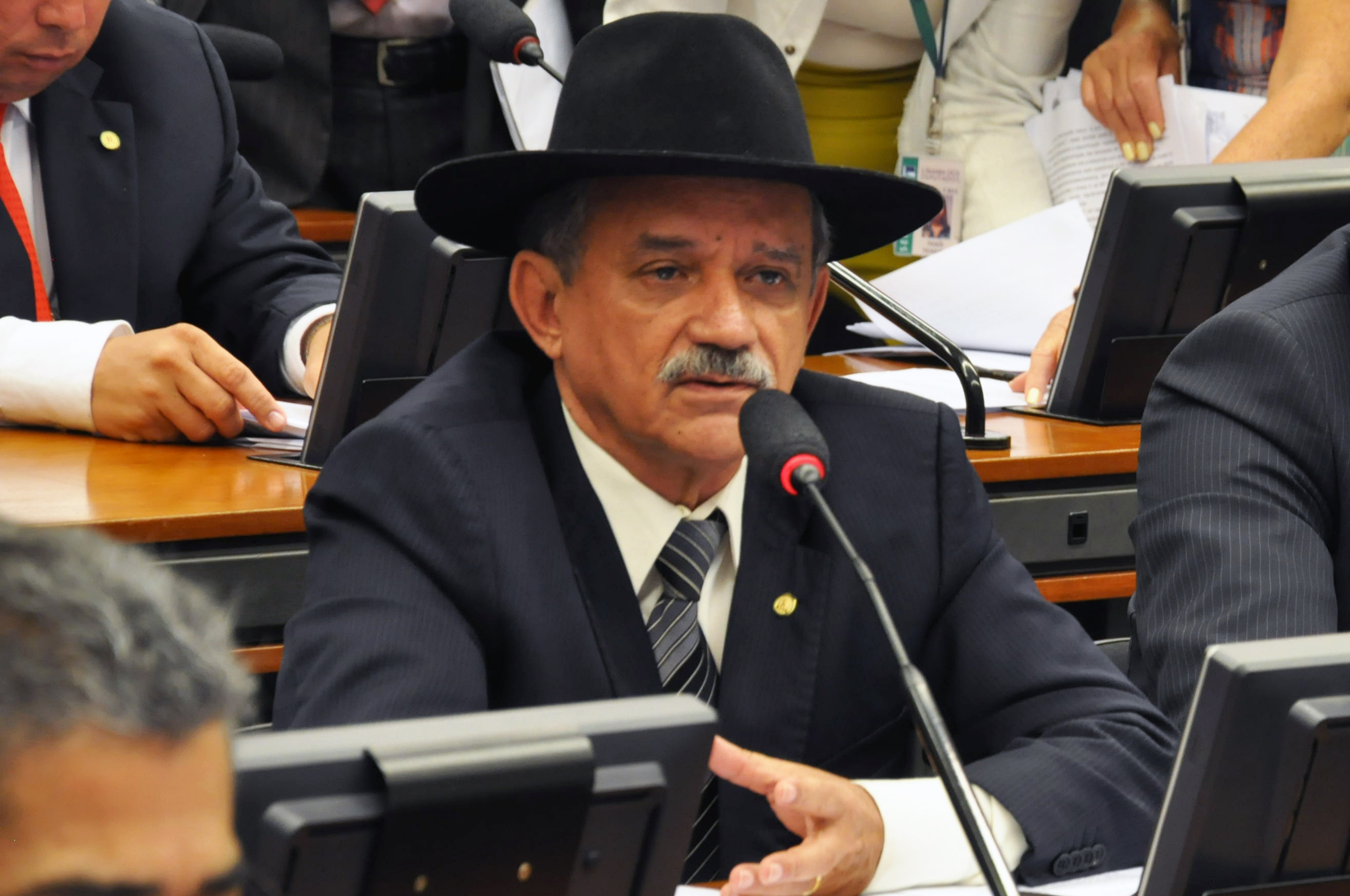 Comissão aprova regulamentação da profissão de teólogo