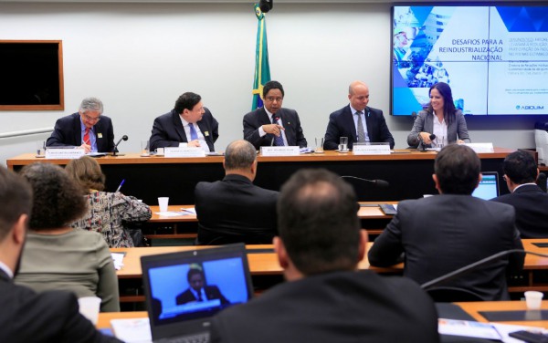 Comissão propõe agenda para reindustrialização do Brasil