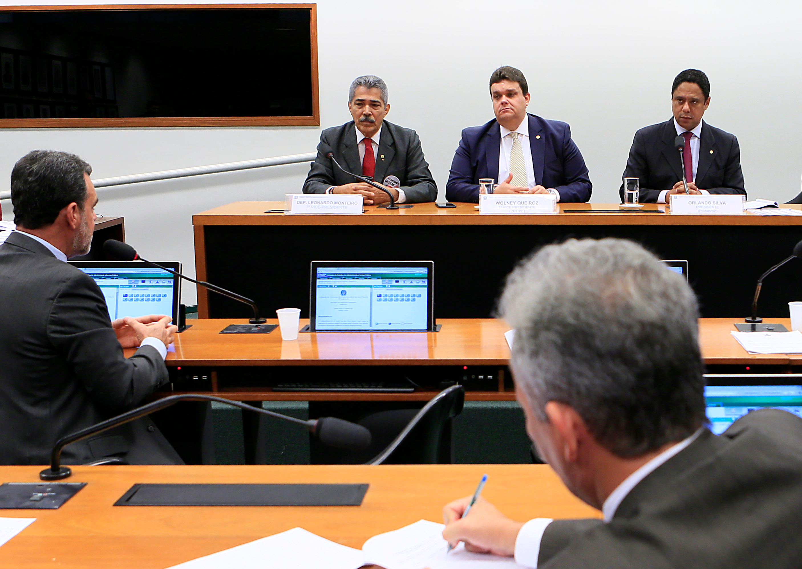 Partidos de oposição obstruem reunião da Comissão de Trabalho