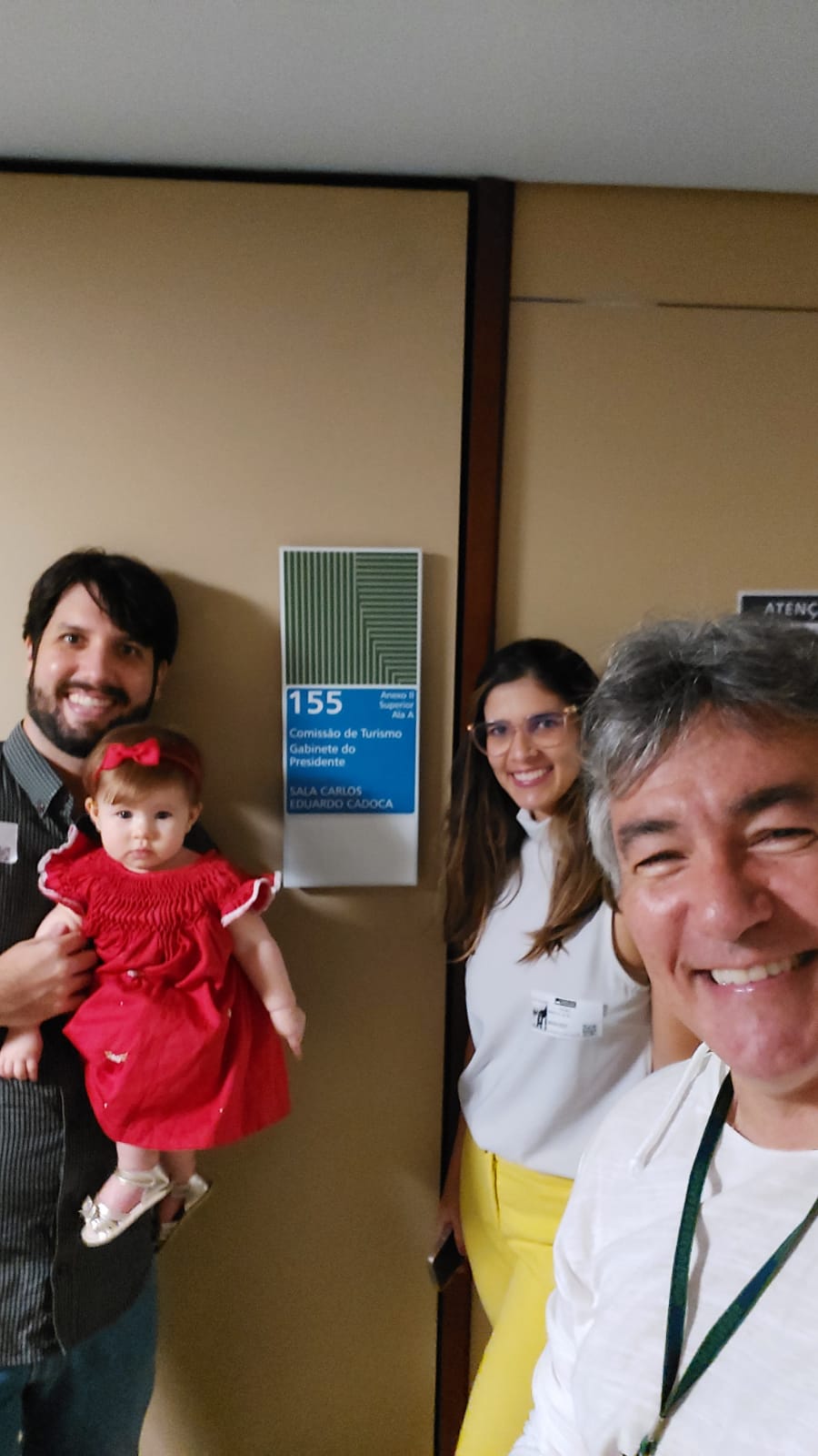 Familiares do ex-deputado Carlos Eduardo Cadoca visitam a sala da Comissão de Turismo que homenageia o parlamentar