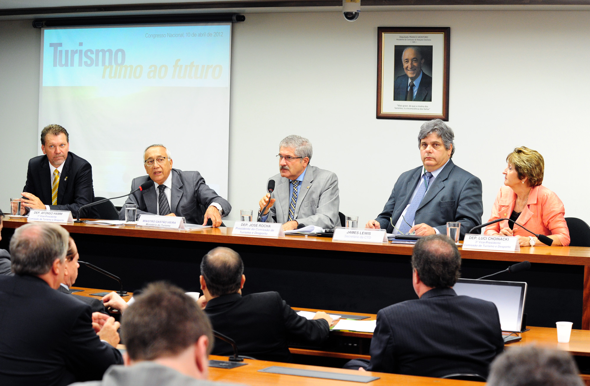 Gastão Vieira anuncia sistema para monitorar obras do Ministério do Turismo