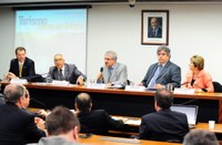 Gastão Vieira anuncia sistema para monitorar obras do Ministério do Turismo