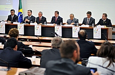 Ministro do Turismo garante que suspensão dos convênios para qualificar não prejudicará Copa 2014