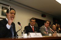 Ministro se defende na Câmara e desqualifica acusações 