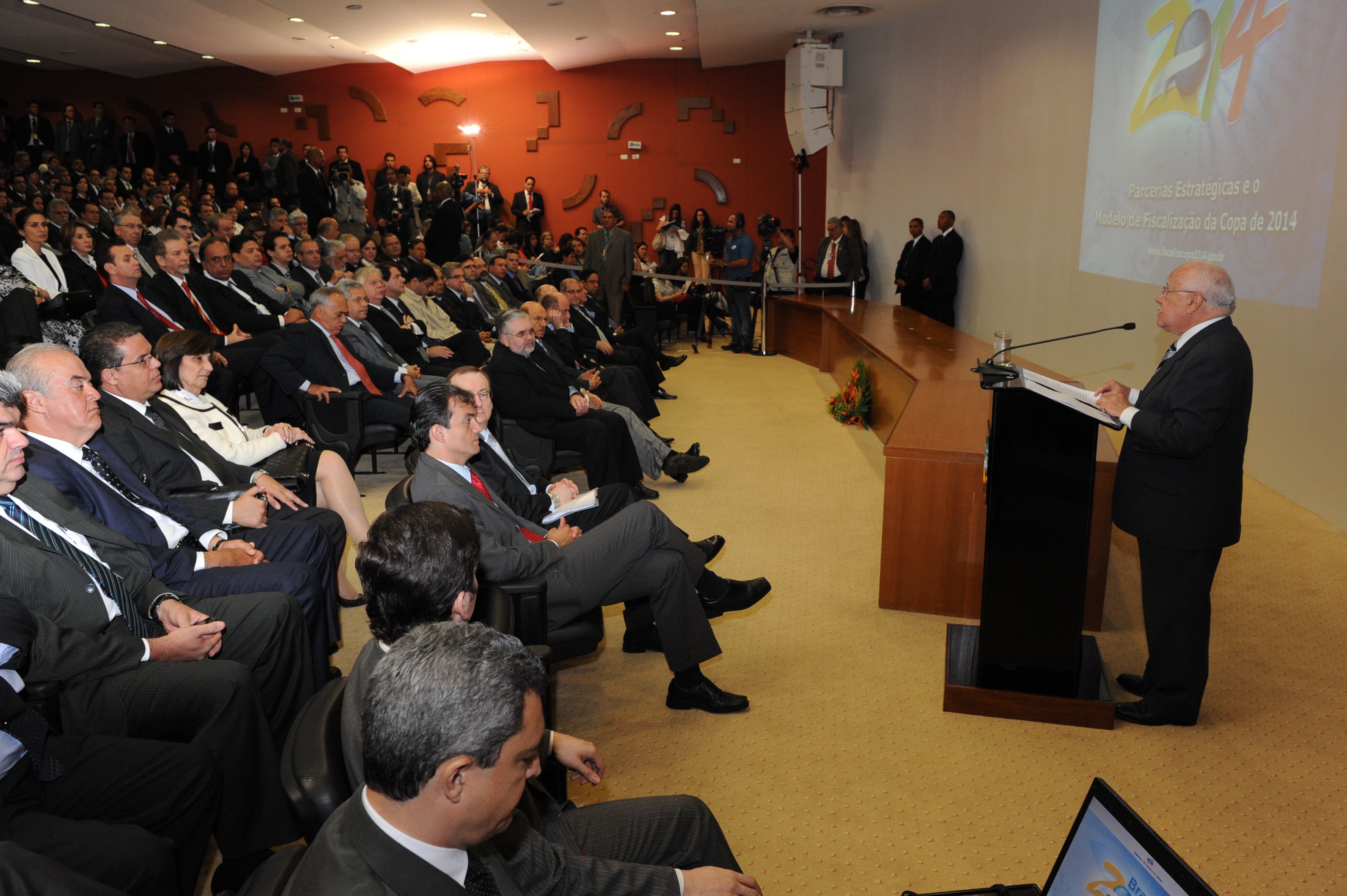 Professora Raquel Teixeira participa de evento de fiscalização da Copa de 2014 no TCU