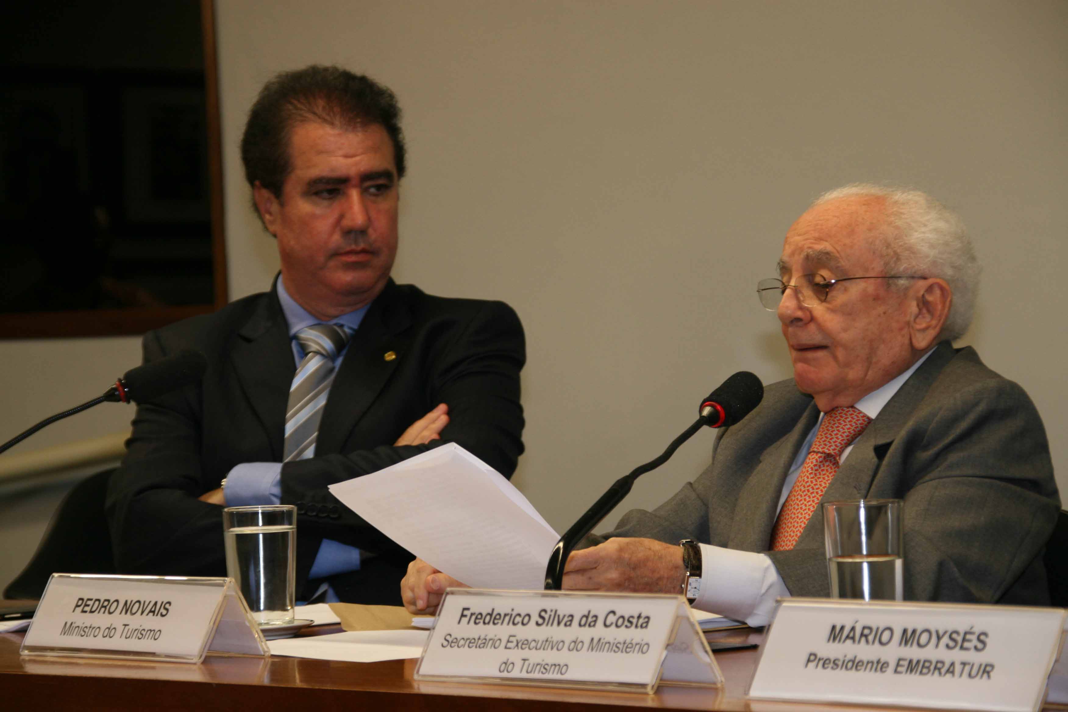 Solução para flexibilização dos vistos virá da Presidente Dilma, diz Novais