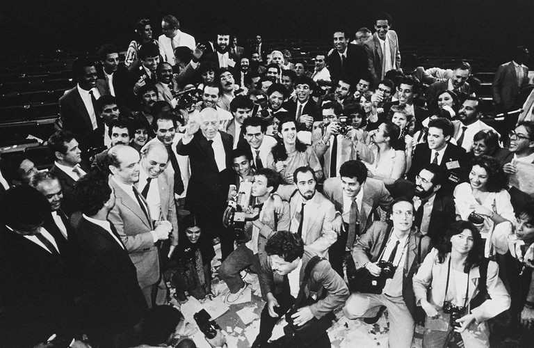 04/09/88 Madrugada da Sessão Final da ANC - Ulysses posa com fotojornalistas e repórteres no Plenário