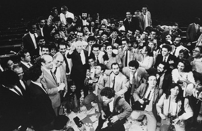 04/09/88 Madrugada da Sessão Final da ANC - Ulysses posa com fotojornalistas e repórteres no Plenário
