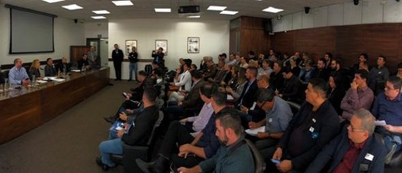 Atendendo às normas da radiodifusão