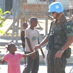 Soldado com menina_Haiti