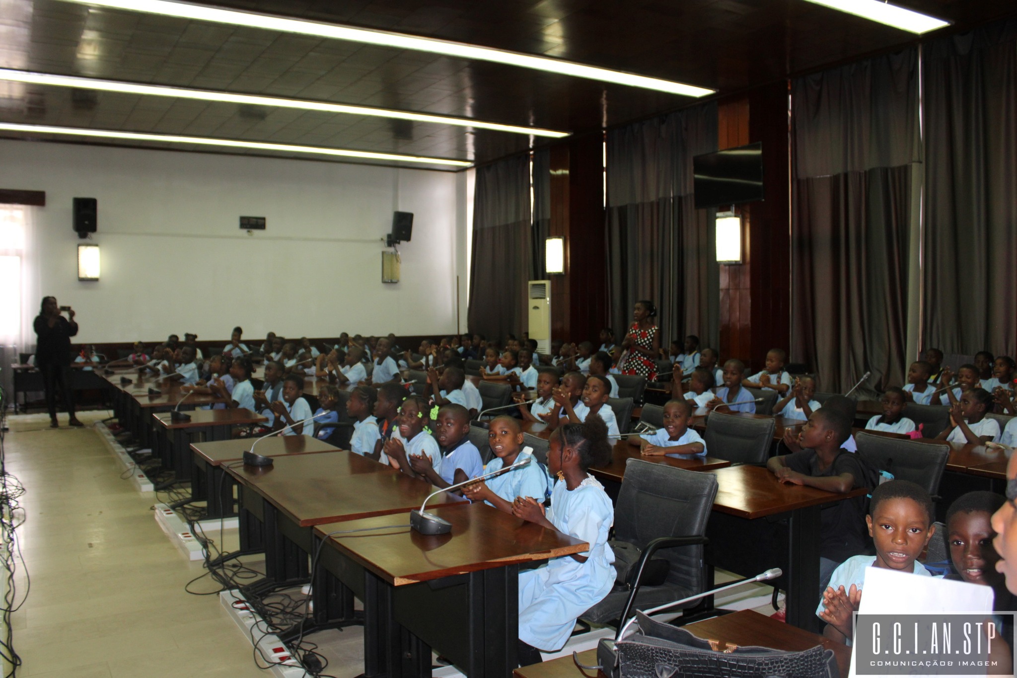 ASSEMBLEIA NACIONAL RECEBE ALUNOS DA ESCOLA SECUNDÁRIA BÁSICA DE S.FENÍCIA.
