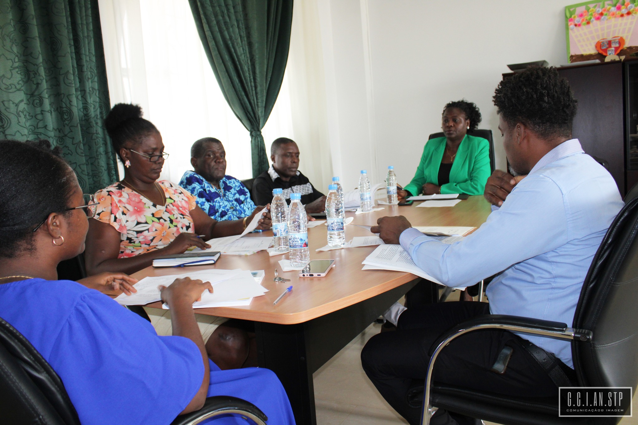 CONFERÊNCIA DE LÍDERES PARLAMENTARES VIABILIZA A SAÍDA DO PRESIDENTE DA REPÚBLICA PARA PORTUGAL.
