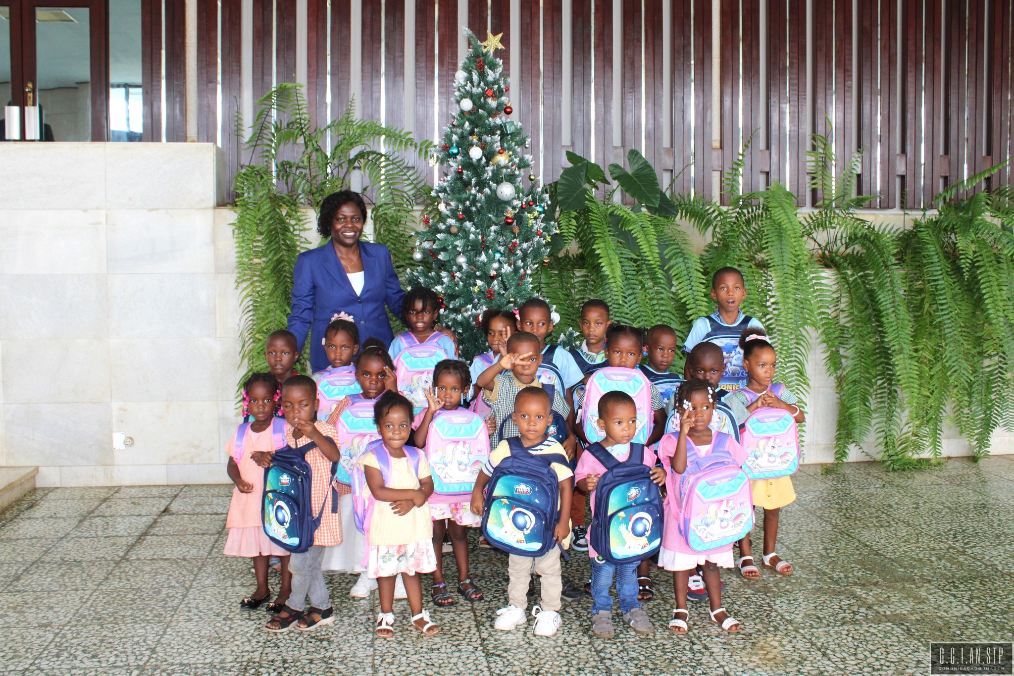 CRIANÇAS DA ESCOLA INTEGRADA BÁSICA MÃE CLARA VISITAM ASSEMBLEIA NACIONAL.