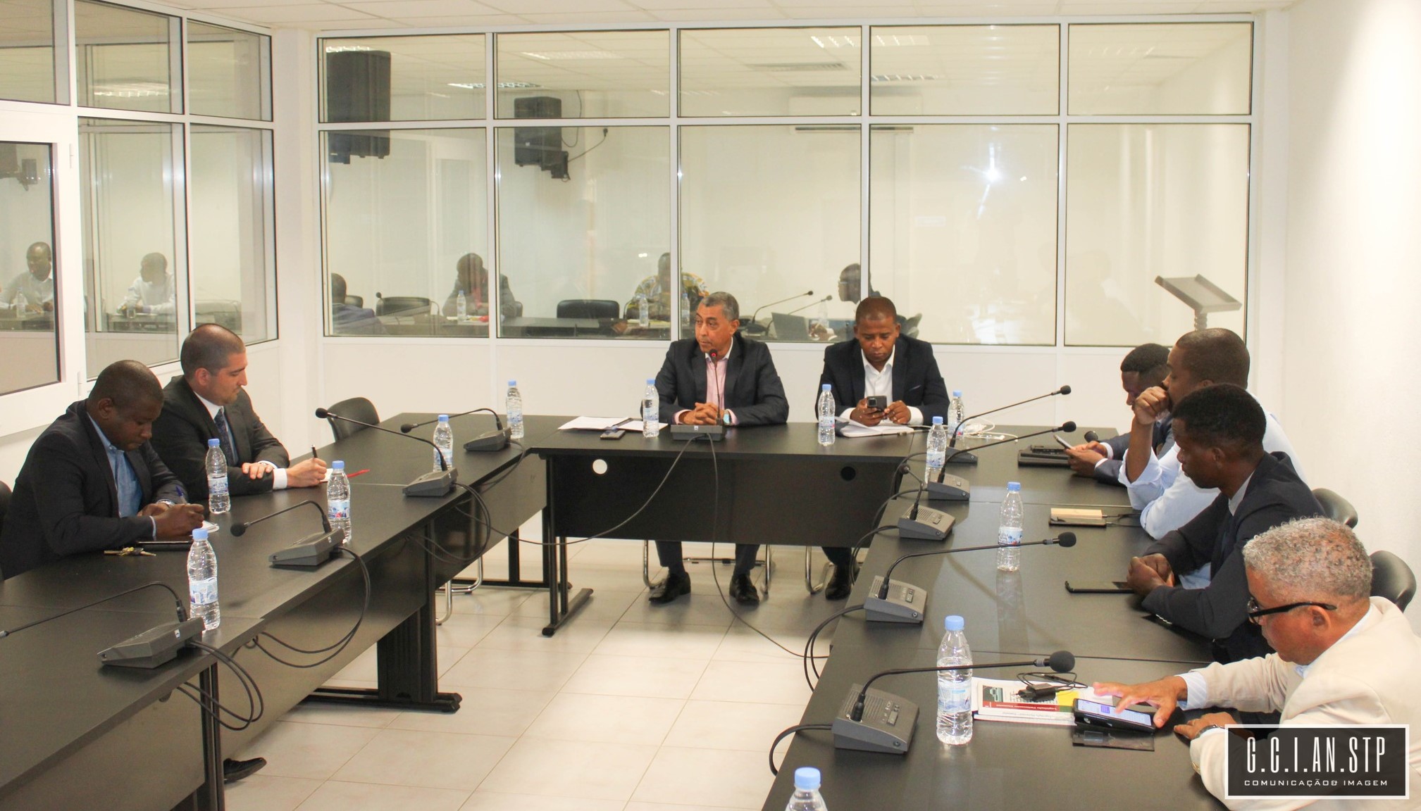 DEPUTADOS DA QUARTA COMISSÃO ESPECIALIZADA PERMANENTE AUSCULTAM O CONSELHEIRO PARA OS ASSUNTOS POLÍTICOS DA EMBAIXADA DOS EUA PARA ANGOLA E STP.