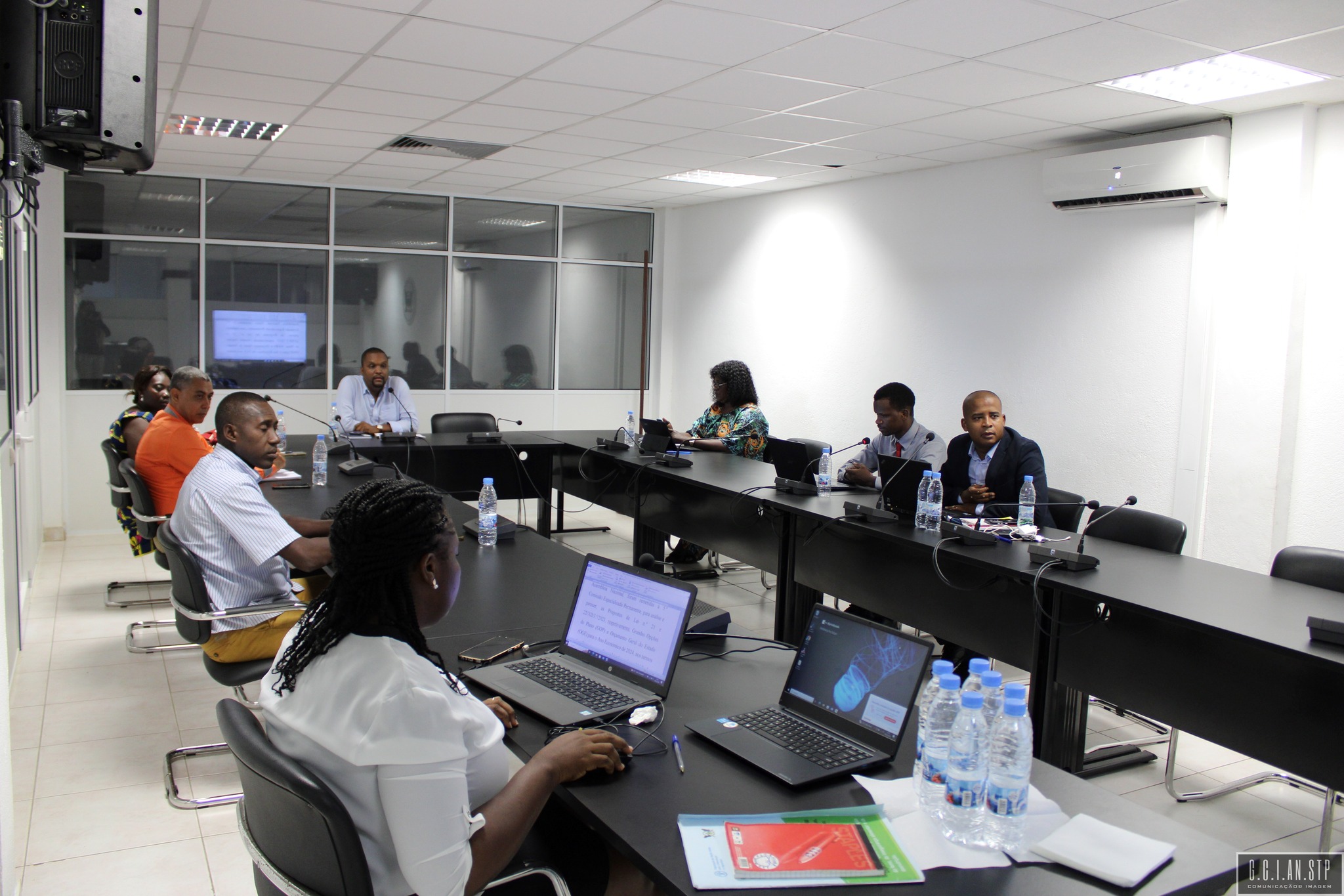 DEPUTADOS DA QUINTA COMISSÃO ESPECIALIZADA PERMANENTE APROVAM PARECER.