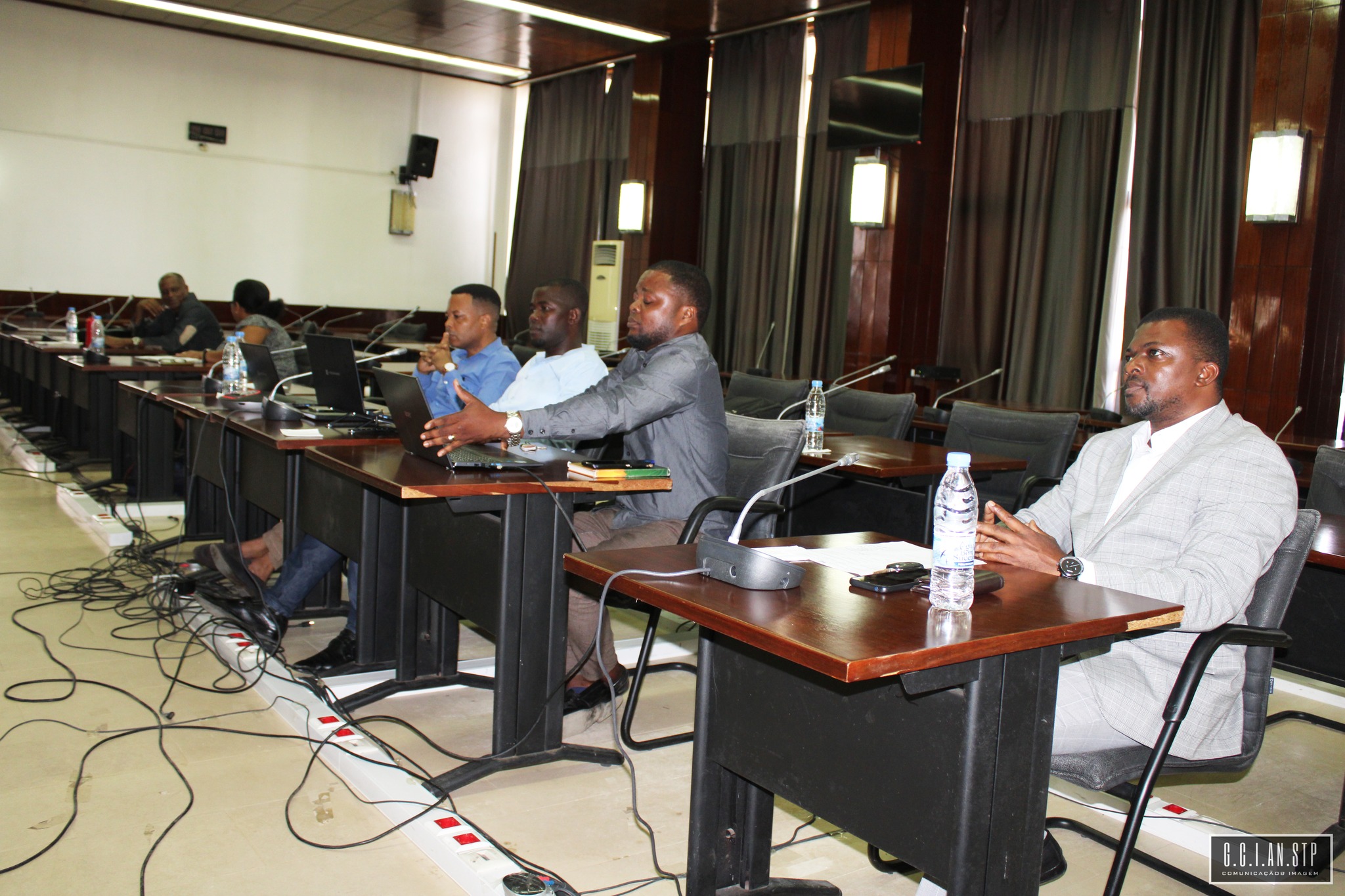 DEPUTADOS DA TERCEIRA COMISSÃO INICIAM À ANÁLISE A ALTERAÇÃO DA PROPOSTA DE LEI.