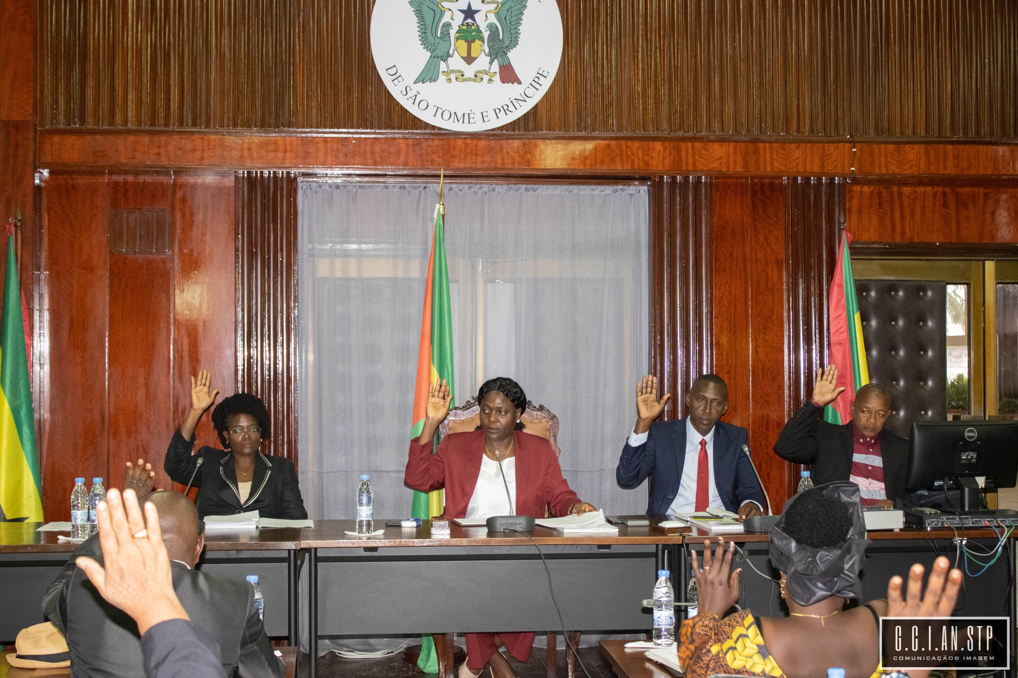 DEPUTADOS EM PLENÁRIA APROVAM VOTOS DE PESAR, SAUDAÇÃO E CONGRATULAÇÃO E DÃO ASSENTIMENTO AO PRESIDENTE DA REPÚBLICA PARA SE AUSENTAR DO PAÍS EM MISSÃO OFICIAL.