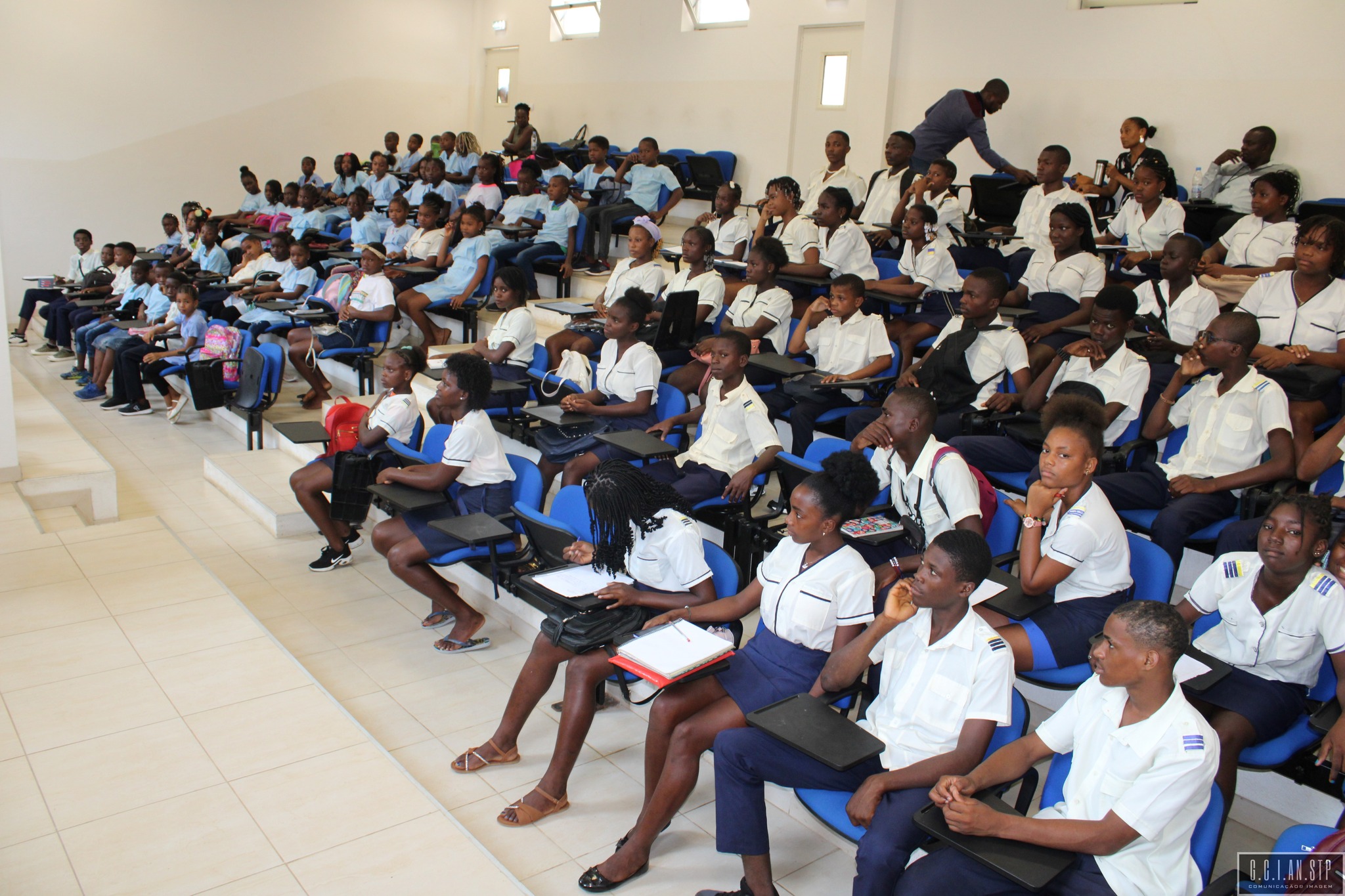 ESTUDANTES DO DISTRITO DE LOBATA PARTICIPAM NA PALESTRA DE SENSIBILIZAÇÃO DO PARLAMENTO INFANTO-JUVENIL.