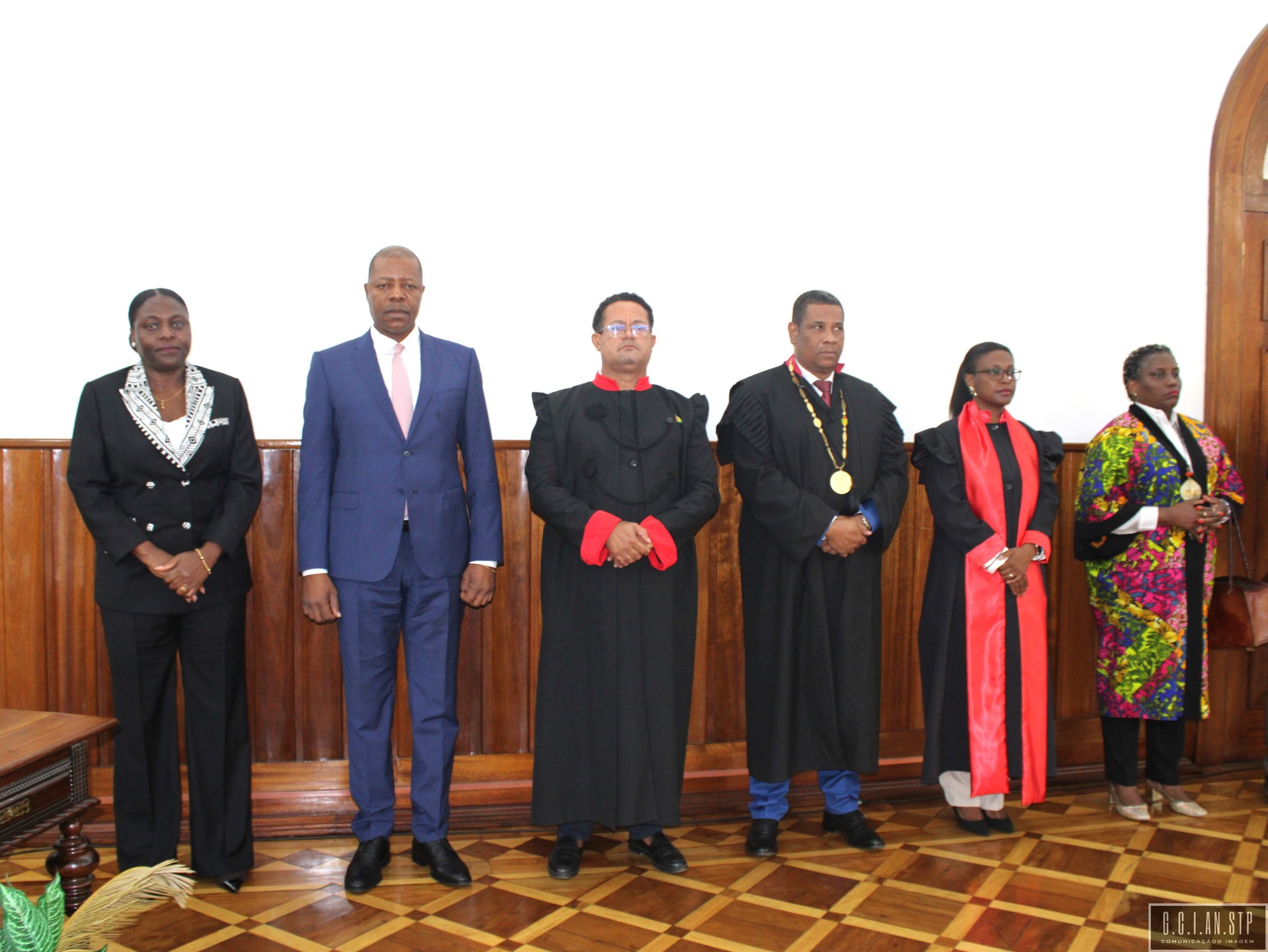 PRESIDENTE DA ASSEMBLEIA NACIONAL CELMIRA SACRAMENTO PRESENTE NO EMPOSSAMENTO DO NOVO PROCURADOR-GERAL DA REPÚBLICA.