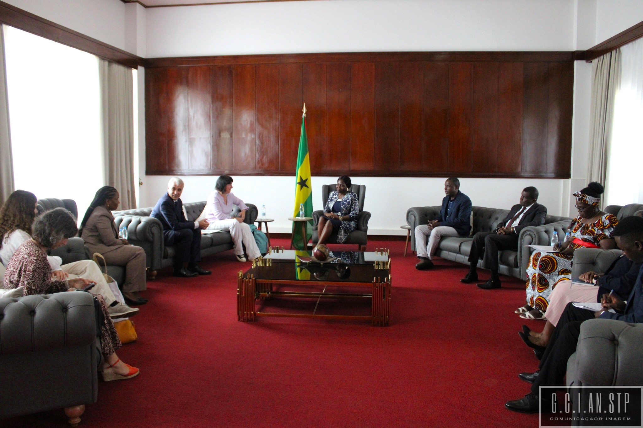 PRESIDENTE DO GRUPO DE AMIZADE FRANÇA – SÃO TOMÉ E PRÍNCIPE RECEBIDA EM AUDIÊNCIA PELA PRESIDENTE DO PARLAMENTO SÃO-TOMENSE CELMIRA SACRAMENTO.