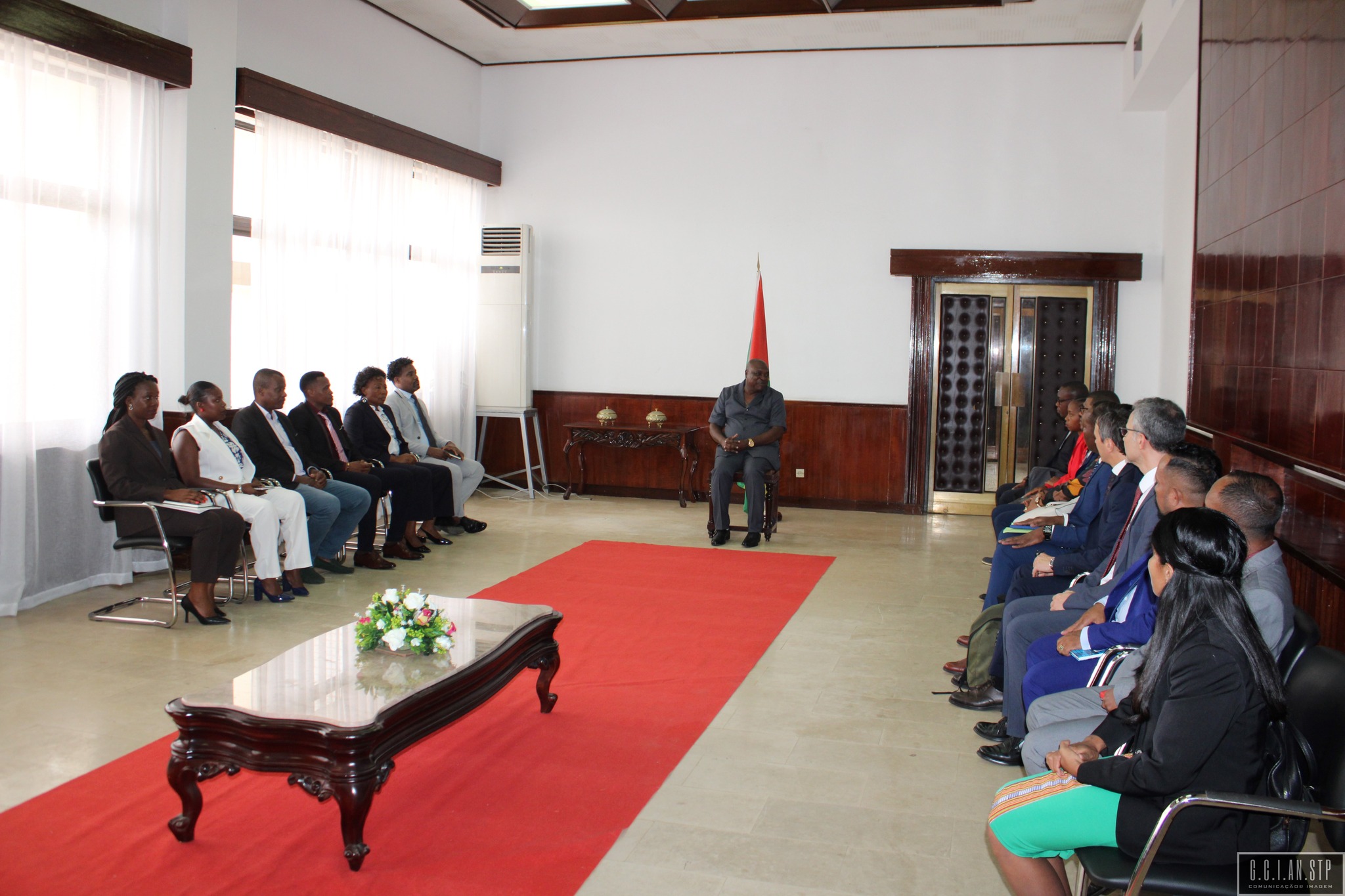 SECRETÁRIO-GERAL DA ASSEMBLEIA NACIONAL RECEBE OS TÉCNICOS PARLAMENTARES NO ÂMBITO DO SEMINÁRIO SOBRE AS NOVAS TÉCNICAS DE TRANSCRIÇÃO DA ASSOCIAÇÃO DOS SECRETÁRIOS-GERAIS DOS PARLAMENTOS DE LÍNGUA PORTUGUESA.