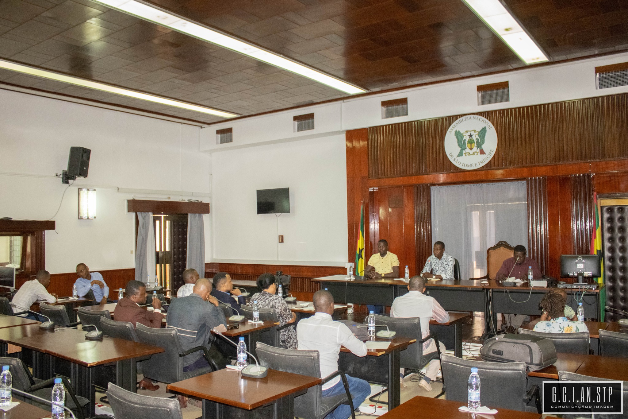 TERCEIRA COMISSÃO AUSCULTA DELEGADO DE EDUCAÇÃO E DIRECTORES DAS ESCOLAS DE LOBATA.