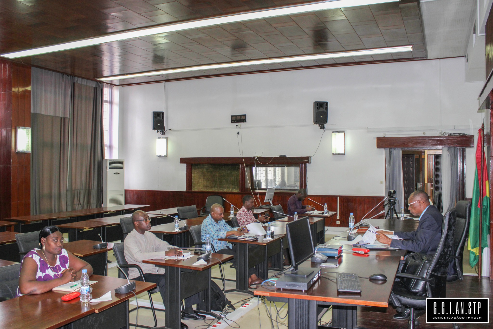 VICE-PRESIDENTE DA ASSEMBLEIA NACIONAL REÚNE-SE COM OS PRESIDENTES DAS COMISSÕES ESPECIALIZADAS PERMANENTES.