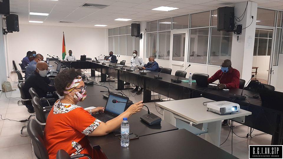 A SEGUNDA COMISSÃO DO PARLAMENTO REÚNE-SE EM SESSÃO DE TRABALHOS