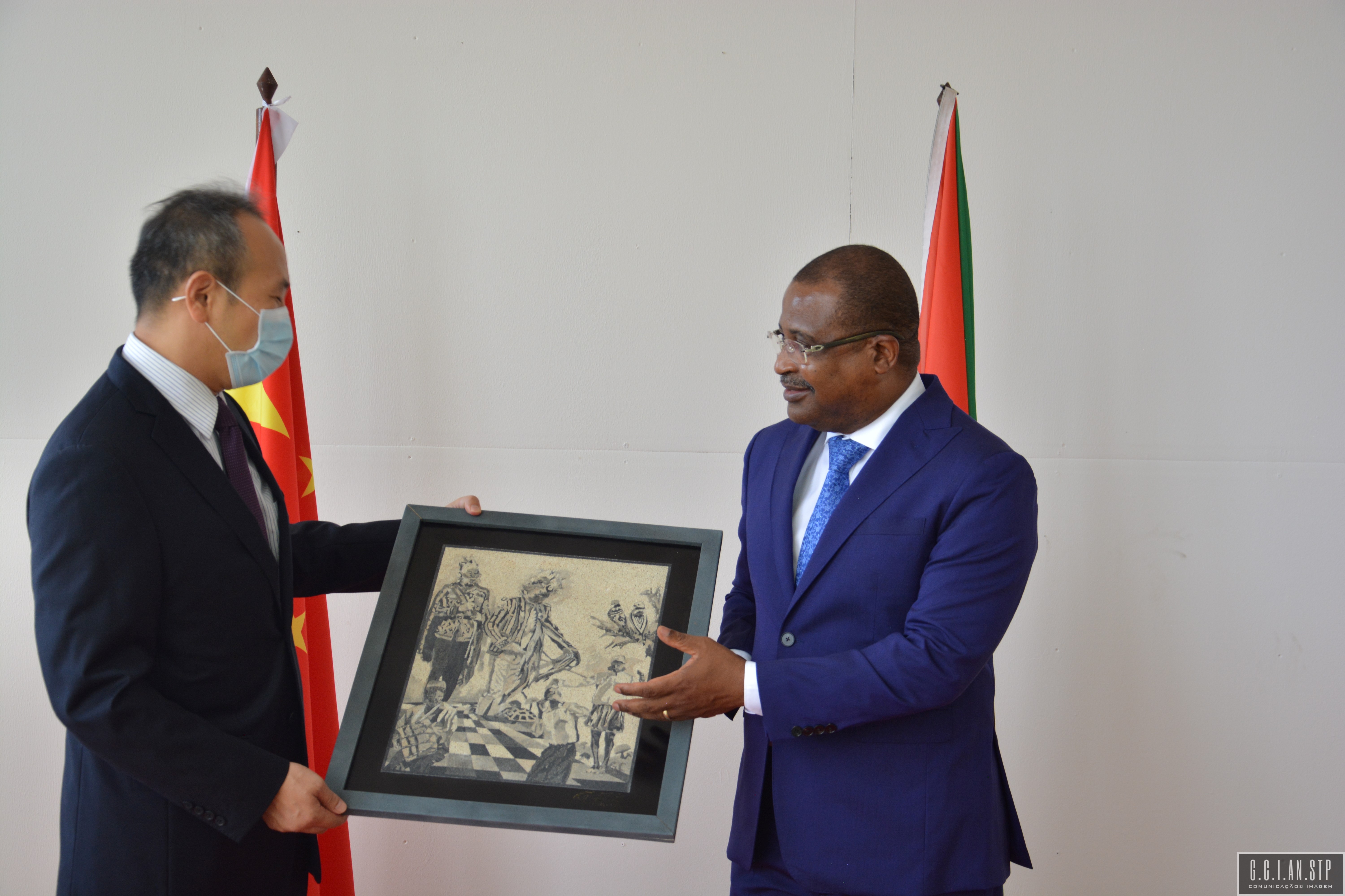 De regresso a China, Depois de Reforçar Cooperação Sino-São-Tomense ASSEMBLEIA NACIONAL HOMENAGEOU EMBAIXADOR WANG WEI