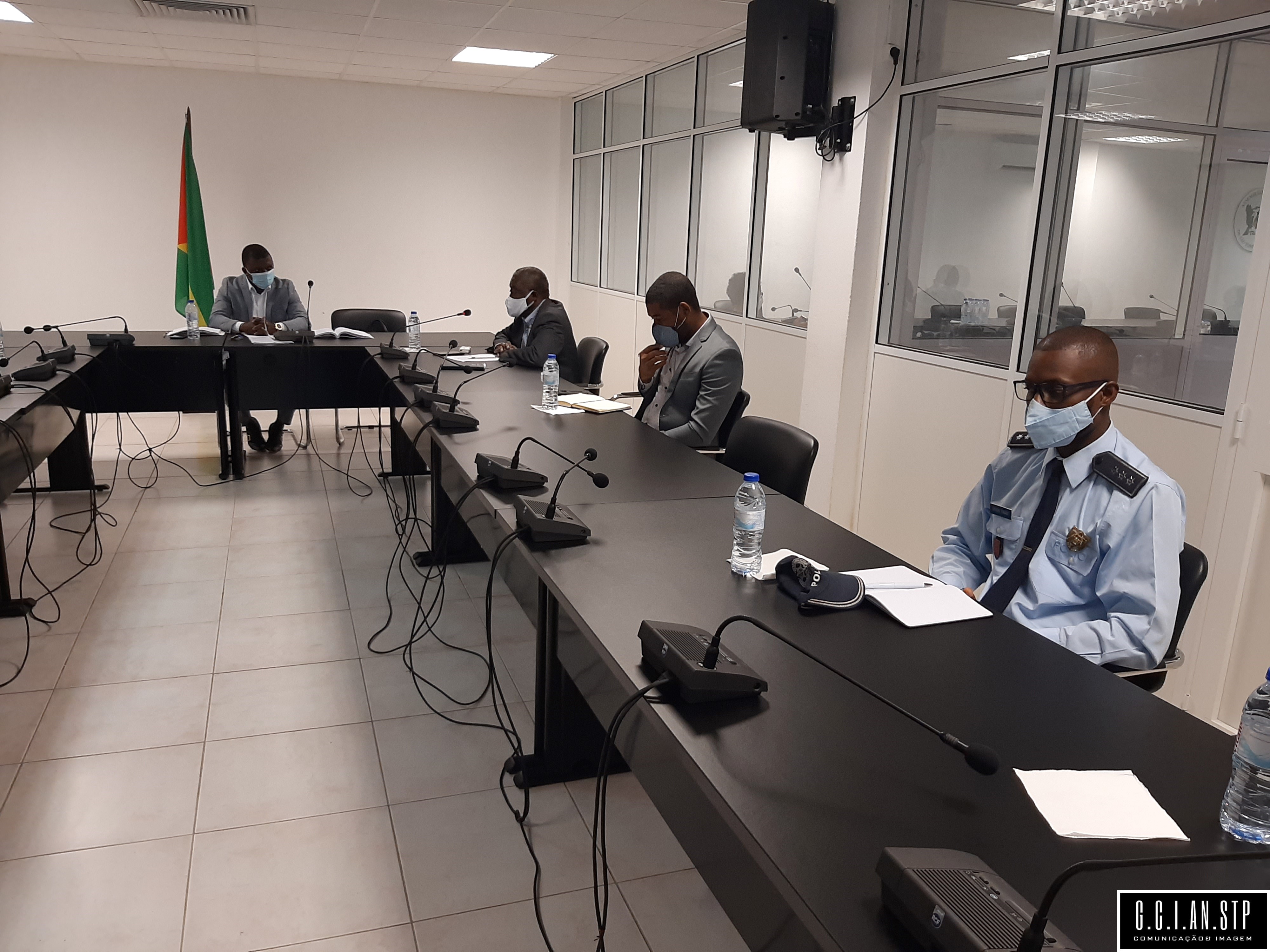 Dentre vários Diplomas baixadas à Especialidade PRIMEIRA COMISSÃO ANALISA LEI QUE REGULA VENDA E PORTE DE ARMAS BRANCAS