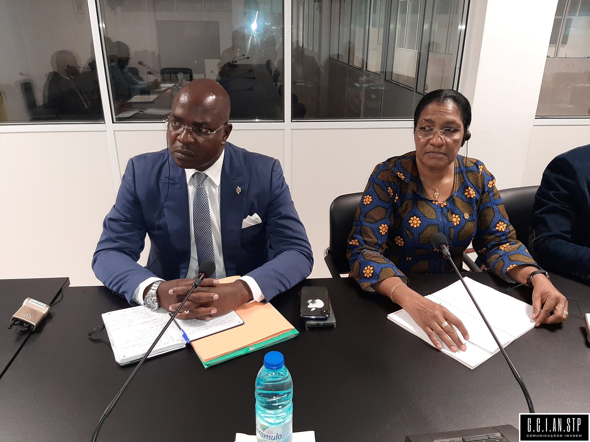 O Presidente da Assembleia Nacional, Delfim Neves, o Deputado gabonês, Yves-Fernad Manfoumbi