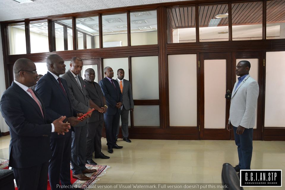 PRESIDENTE DELFIM NEVES ENTREGA MEDALHA E DIPLOMA DE MÉRITOS ATRIBUIDOS AO DR. GUADALUPE DE CEITA