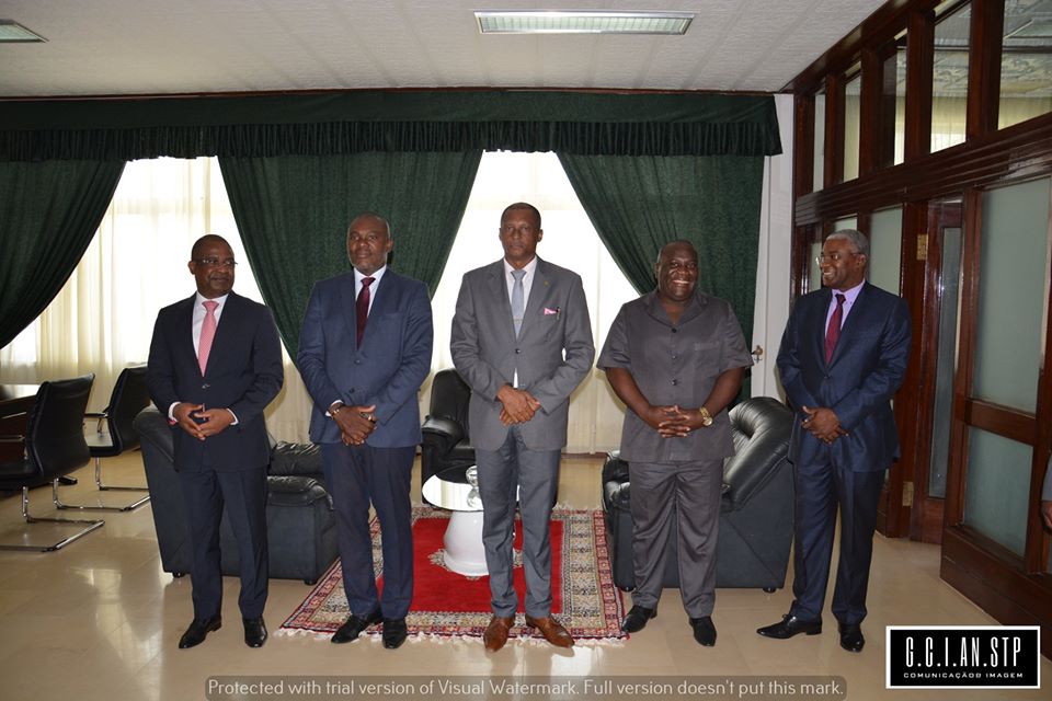 PRESIDENTE DELFIM NEVES ENTREGA MEDALHA E DIPLOMA DE MÉRITOS ATRIBUIDOS AO DR. GUADALUPE DE CEITA